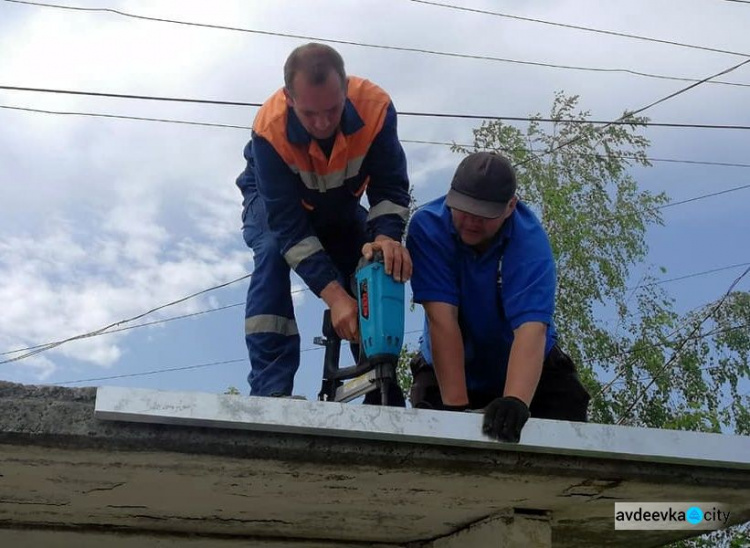 В Авдіївці комунальники продовжують ремонт старих бетонних зупинок (ФОТОФАКТ)