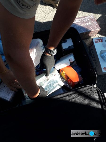 Задержание на донбасском КПВВ: в коробках из-под обуви и конструктора прятали лекарства на четверть миллиона (ФОТО + ВИДЕО)