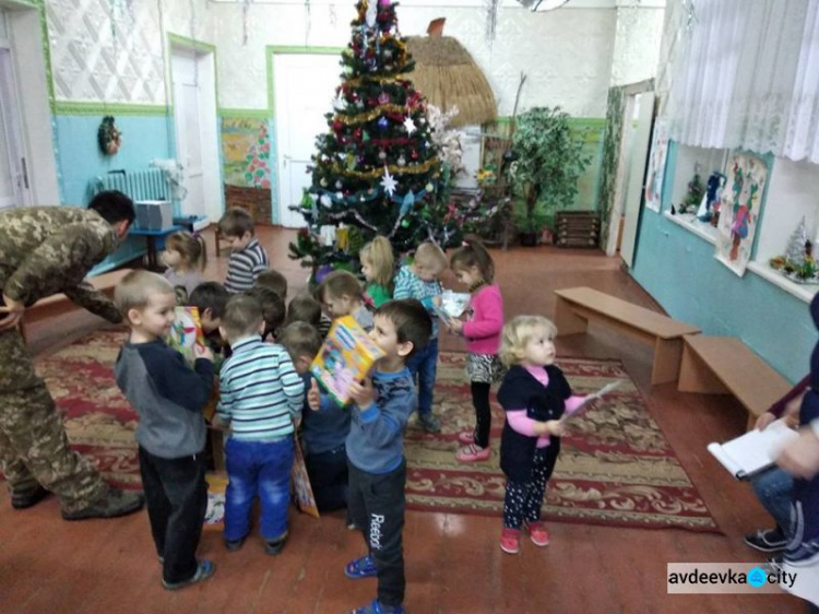 Авдеевские "симики" накануне праздников развезли подарки детям и военным (ФОТО)