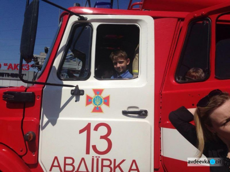 Авдеевские дети попали в мир огнеборцев: фоторепортаж