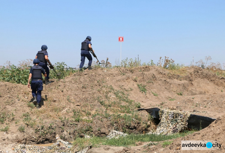 Пиротехники  проверяют безопасность КПВВ в Донецкой области: на "Гнутово" нашли гранату (ФОТО)