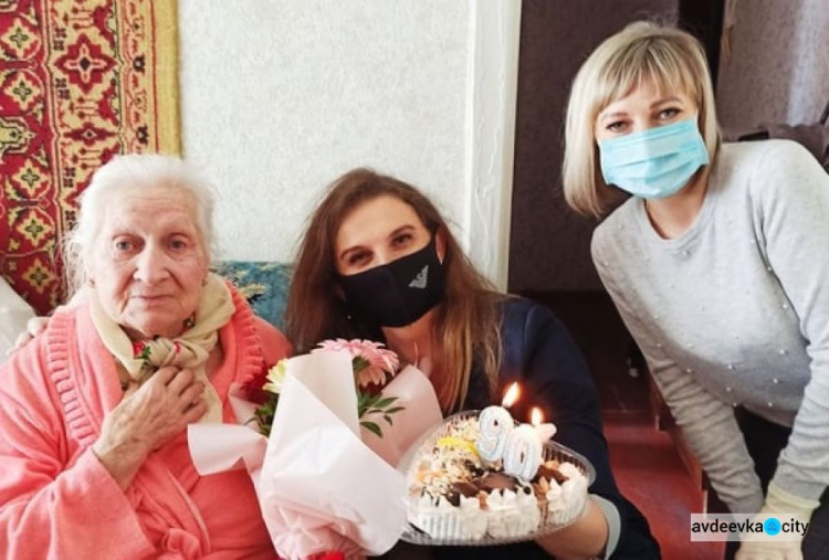 Долгожительницу Авдеевки поздравили с 90-летием