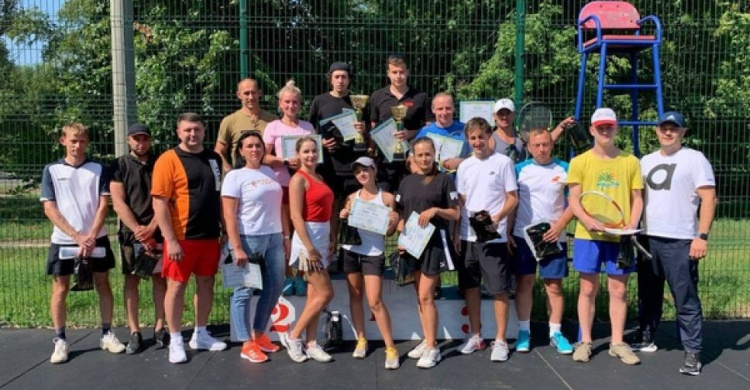 В Авдіївці до Дня незалежності України відбулися відкриті змагання з тенісу у парах