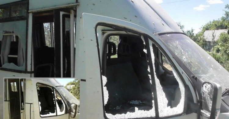 Сводка с Донбасского фронта: обстрел гражданского микроавтобуса на Луганщине и минометные удары на Мариупольском направлении