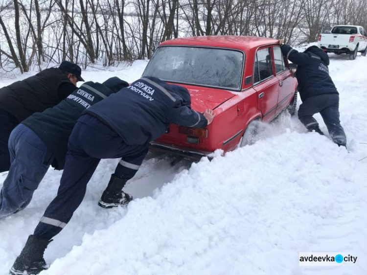 Спасатели Донетчины вызволяли людей из снежных ловушек: опубликованы фото