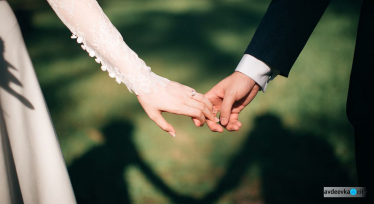 Наречені Авдіївки можуть подати заяву про державну реєстрацію шлюбу он-лайн