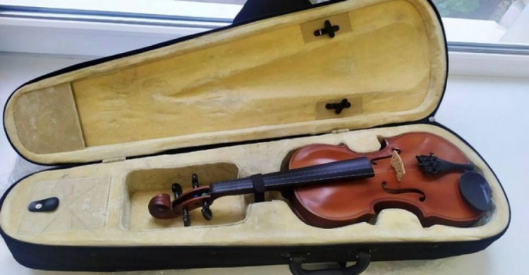 Столичний майстер відреставрував музичні інструменти Авдіївської музичної школи