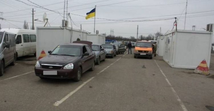 Более ста автомобилей скопились утром в очередях на КПВВ на Донбассе