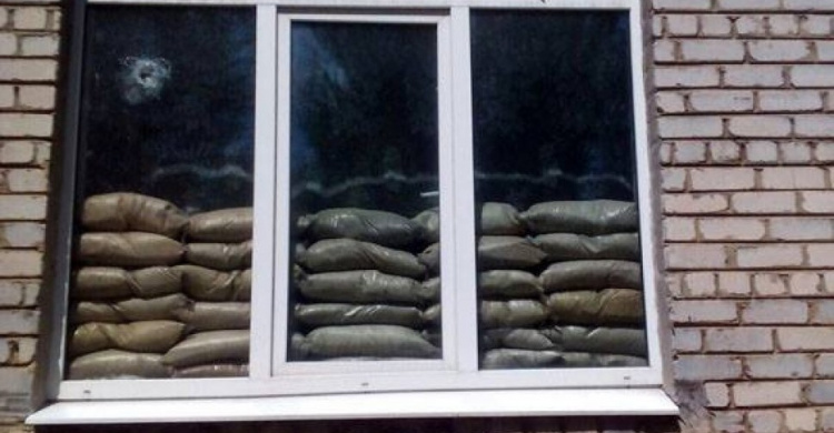 В прифронтовой Марьинке снаряд попал в окно школы (ФОТО)