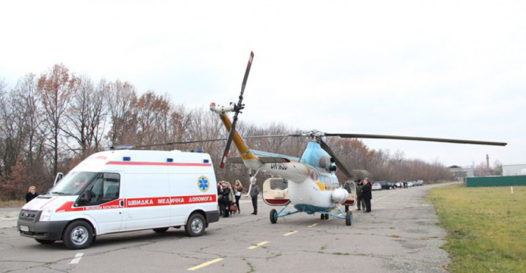 Раненого при обстреле Авдеевки спасателя ГСЧС  доставят в госпиталь Днепра (ВИДЕО)