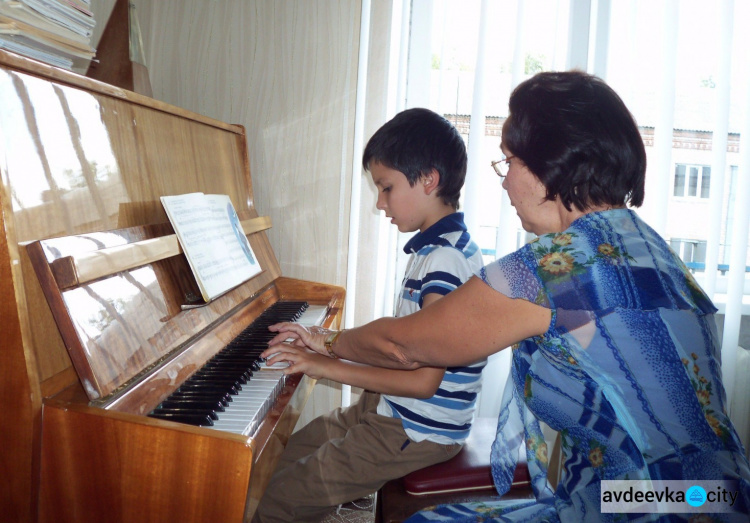 С заботой о детях: Авдеевская музыкальная школа составила индивидуальное расписание для пианистов из соседнего Очеретино (ФОТО)
