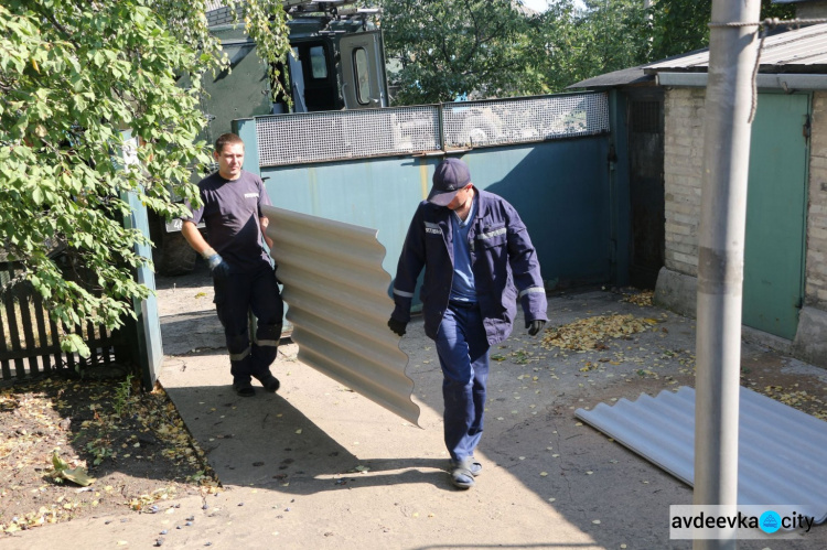 Спасатели ГСЧС шаг за шагом восстанавливают поврежденные обстрелами дома в Авдеевке