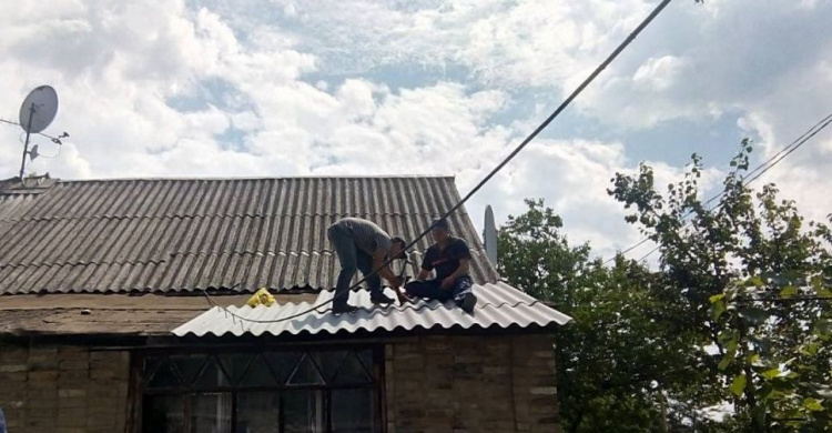 Спасатели помогают жителям прифронтовой зоны на Донетчине отстраивать разрушенное жилье (ВИДЕО)