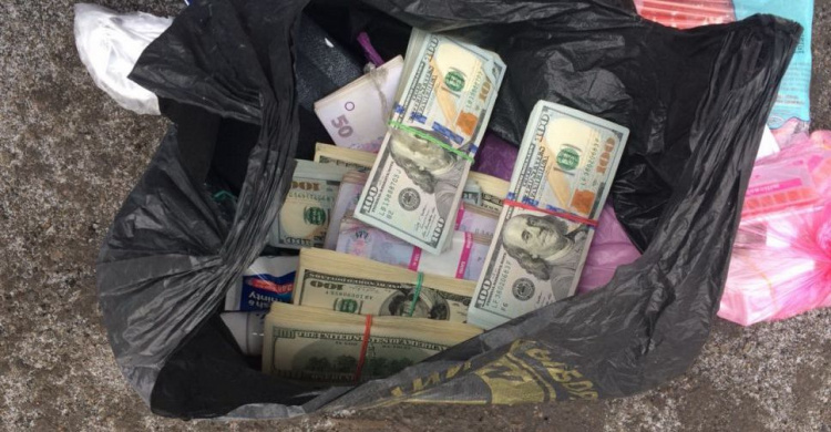Мужчина пытался провезти через КПВВ "Майорское" крупную сумму денег в долларах и гривнах