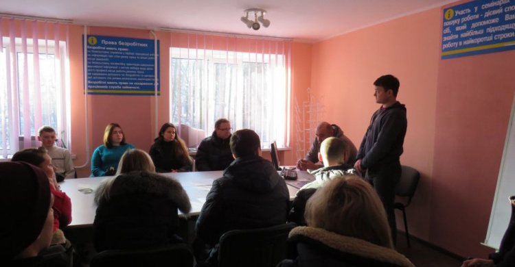 Более 30 человек пытались устроиться в отделение «Новой Почты» в Авдеевке