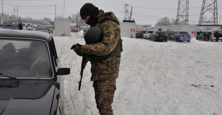 Пятнадцать человек вчера не смогли пересечь линию соприкосновения на Донбассе