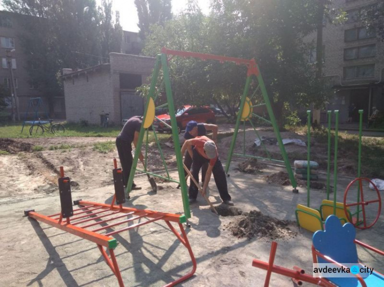 При поддержке АКХЗ в Авдеевке строится площадка для детского досуга (ФОТОФАКТ)