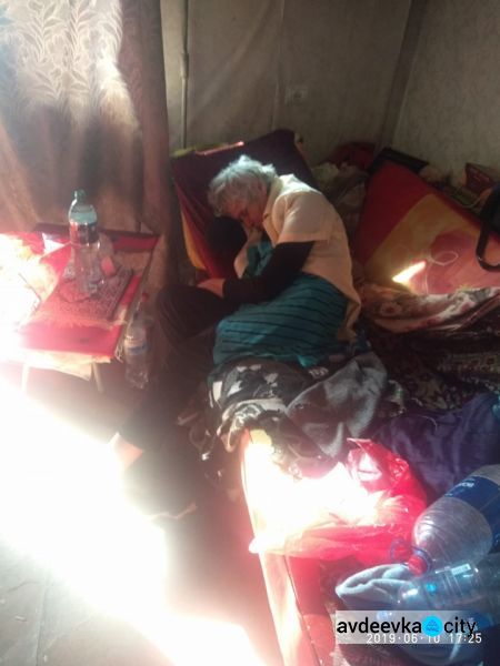 Тяжело больную одинокую жительницу Авдеевки госпитализируют:  соседи били во все колокола