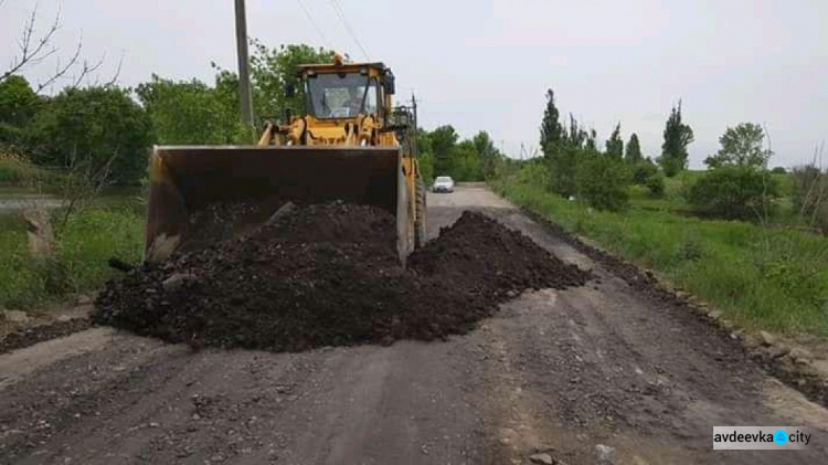 Адвеевские коксохимики принялись ремонтировать дороги (ФОТО)