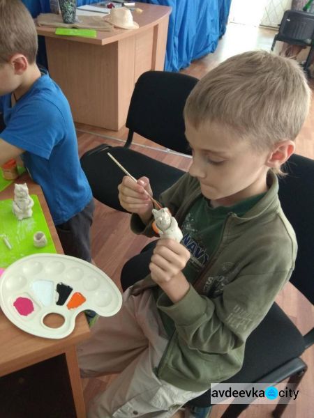 Дети из лагеря “Антошка” развивали творческие способности за росписью глиняных поделок (ФОТО)