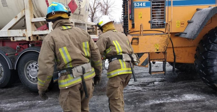 Авдеевские спасатели и коксохимики выручили попавший в ловушку бензовоз (ФОТО)