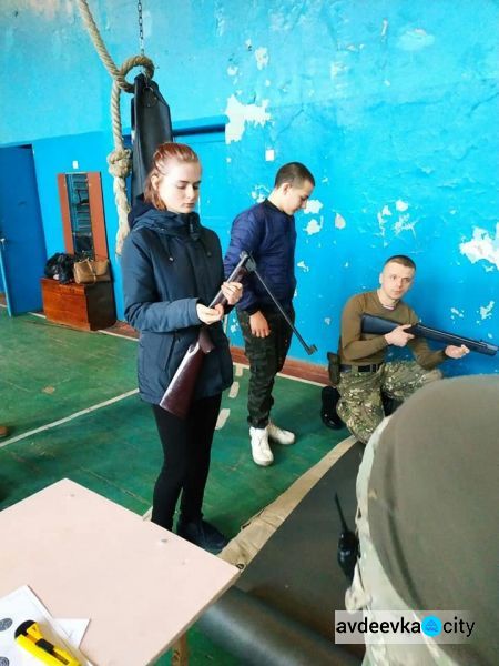 Авдіївську молодь вчили стріляти та надавати домедичну допомогу (ФОТО)