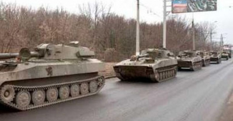 В район Донецка и Макеевки трейлерами перебрасывают бронетехнику