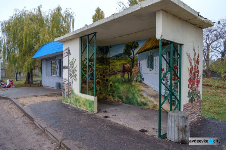 Переселенцы превратили остановки в  одном из поселков  Донетчины в произведения искусства (ФОТО)