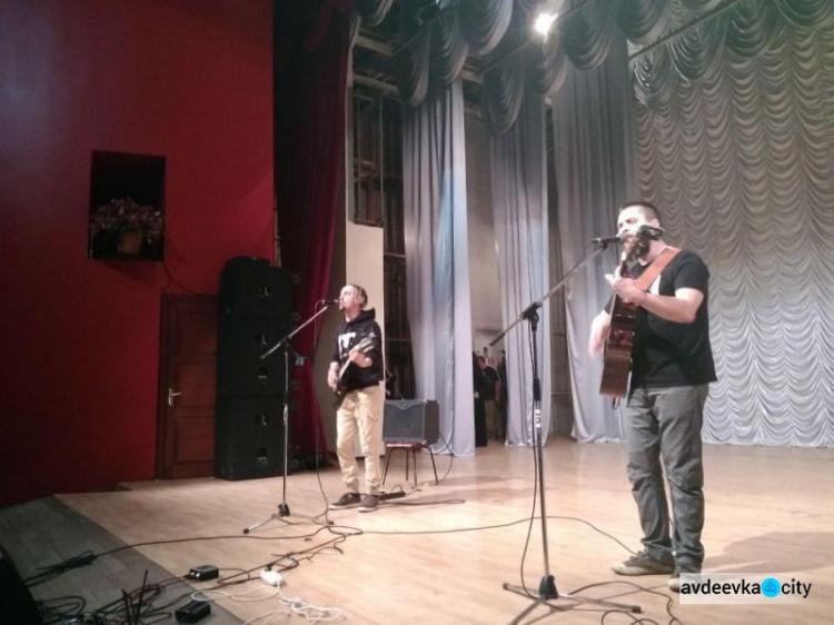 Авдеевку впечатлили местные и приезжие артисты: звучали хиты, новинки и гимн акапелла (ФОТО)