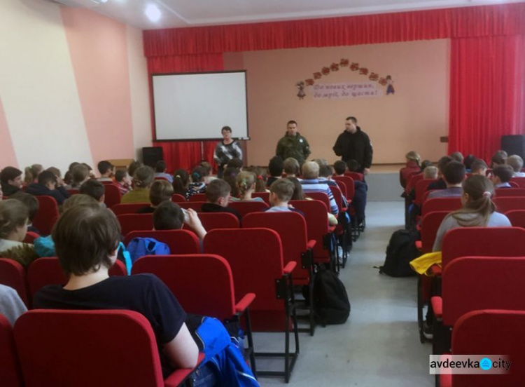 Полиция пришла в одну из школ Авдеевки (ФОТО)