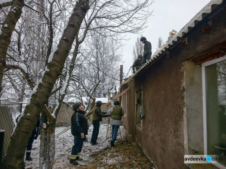 В Авдеевке спасатели-восстановители работают по четырем адресам: появились фото