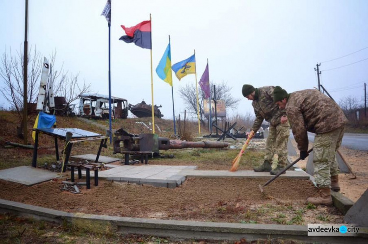 Воины наводят порядок на мемориале у Авдеевской «промки» (ФОТО)