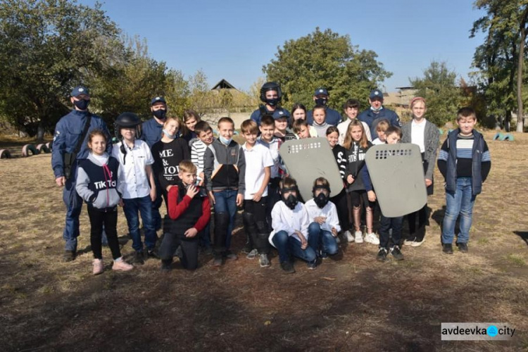 Взвод быстрого реагирования  поздравил авдеевских школьников с Днем защитника Украины
