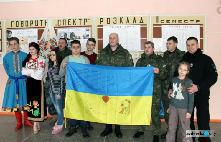 Школьники устроили в Авдеевке  праздник для полицейских из Хмельницкой области перед их ротацией (ФОТО)