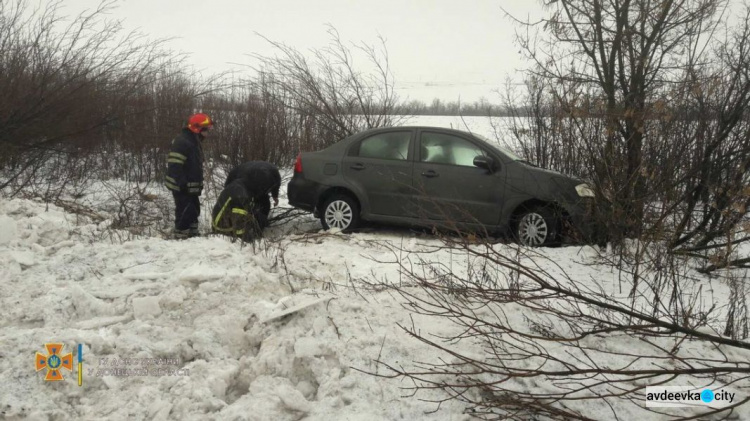 В Донецкой области спасатели достали семь автомобилей из снежных заносов (ФОТО)