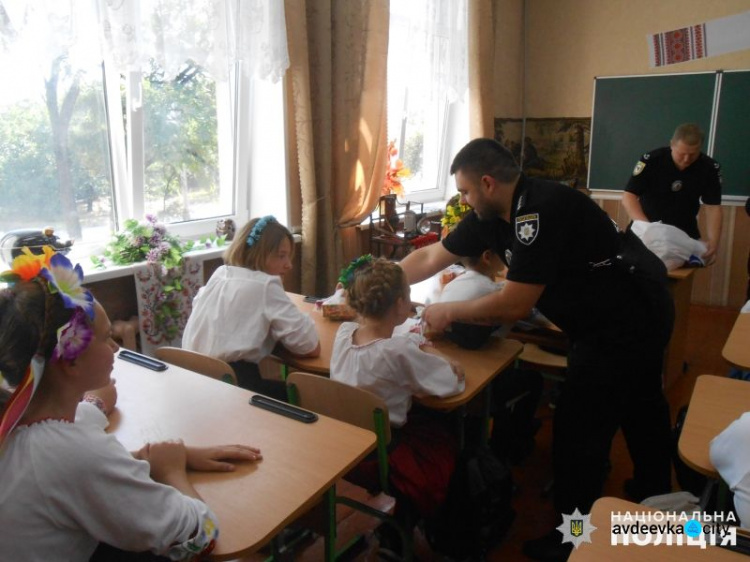 Полицейские и школьники в Авдеевке порадовали друг друга (ФОТО)