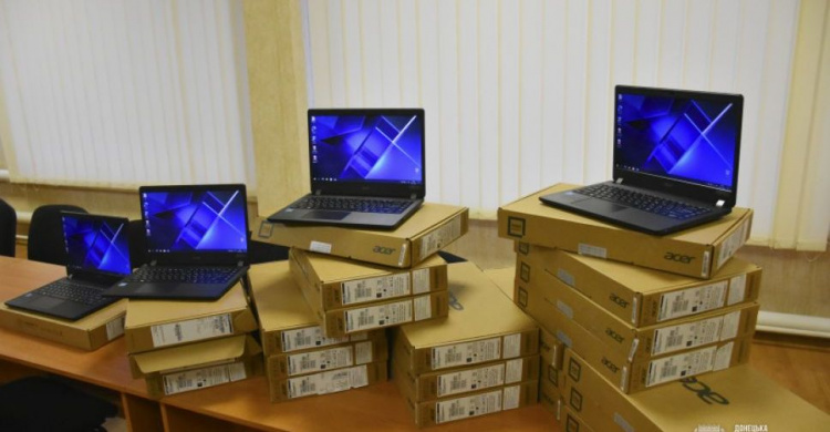 На Донеччині триває доставка ноутбуків до шкіл за проєктом «Ноутбук кожному вчителю»