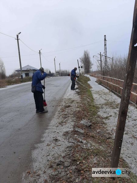 Коммунальщики Авдеевки провели традиционный "Чистый четверг"