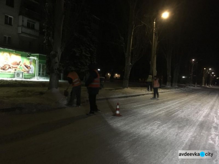 Как Авдеевку освобождают от снега: фоторепортаж