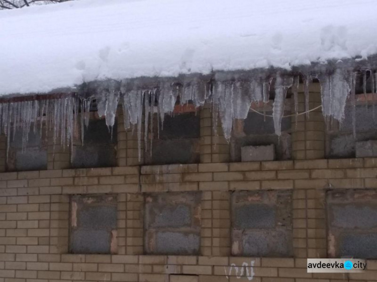Авдеевские коммунальщики объявили войну ледяным сталактитам (ФОТО)