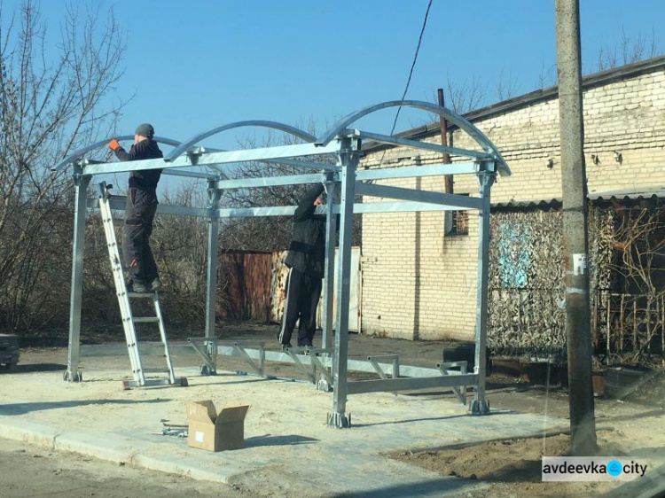 Работа кипит: в Авдеевке появятся еще 10 новых остановочных павильонов (ФОТОФАКТ)