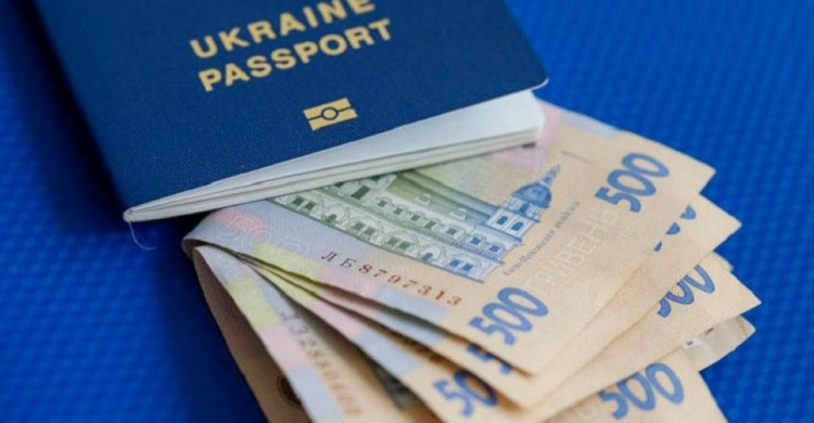 Более 600 тысяч гривен каждому: кто и когда получит деньги с экономического паспорта украинца