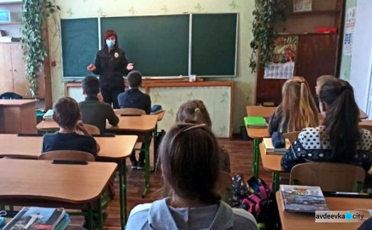 Авдеевский полицейские рассказали ребятам из Новоселовки, как противодействовать школьном буллингу