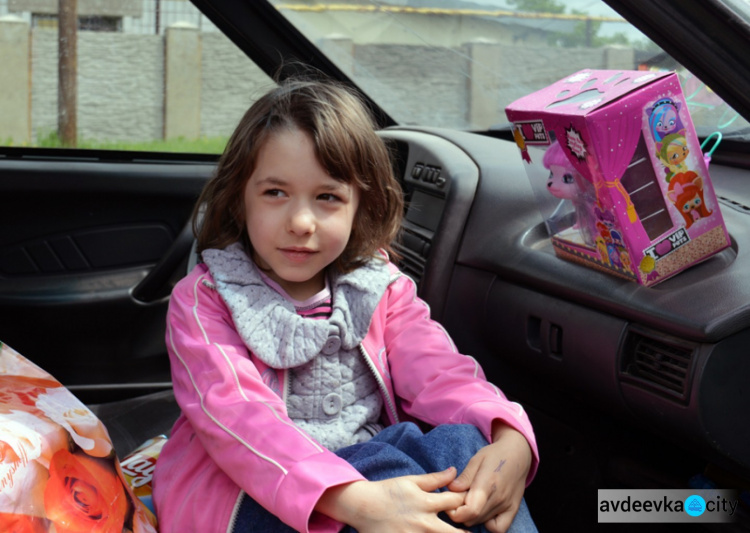 Девочек, которые потеряли родителей во время обстрела Авдеевки, навестили Покровские правоохранители (ФОТО)