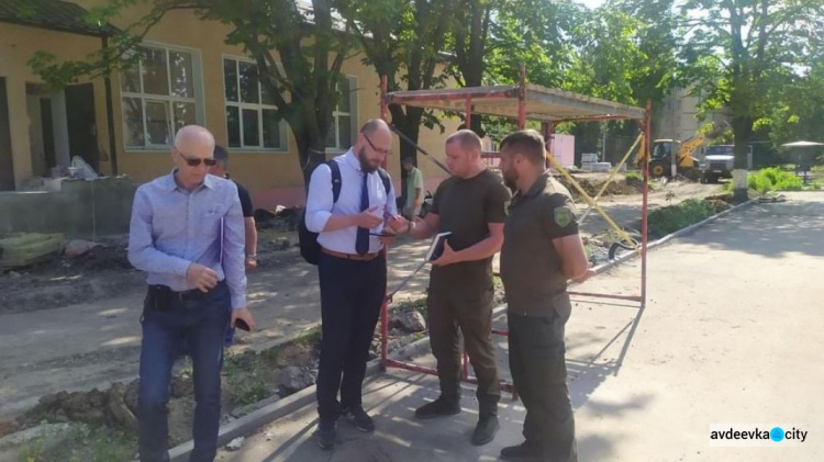 Іноземна делегація відвідала Авдіївку: разом з місцевою владою та представниками області проінспектували роботи в опорній школі
