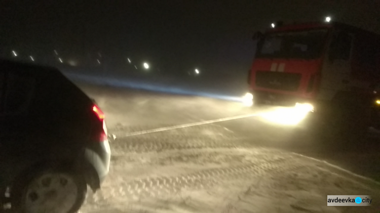 На Донетчине спасатели за сутки 30 раз вызволяли водителей из снежных ловушек на дорогах (ФОТО)