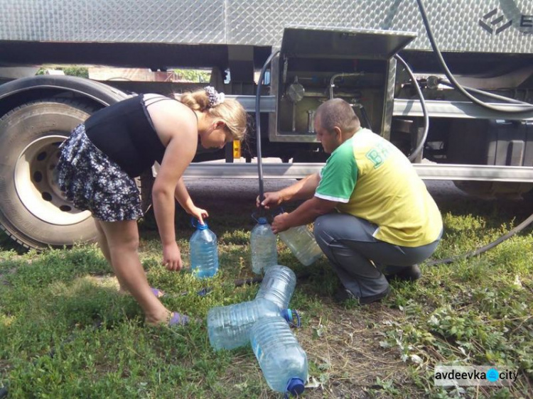 Жителям прифронтового Водяного привезли питьевую воду и прессу (ФОТО)