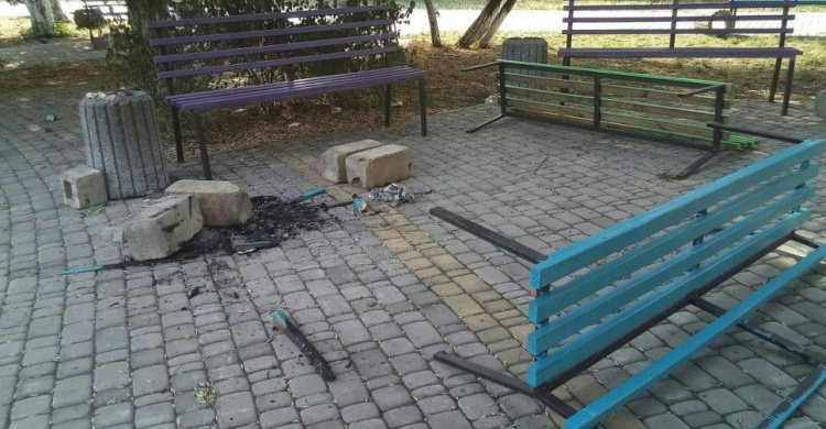 В Авдеевке неизвестные разгромили единственный в районе городской сквер (ФОТО)