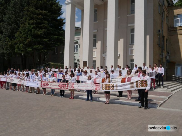 Возле Донецкой ОГА развернули уникальный 74-метровый "рушник единства" (ФОТО)