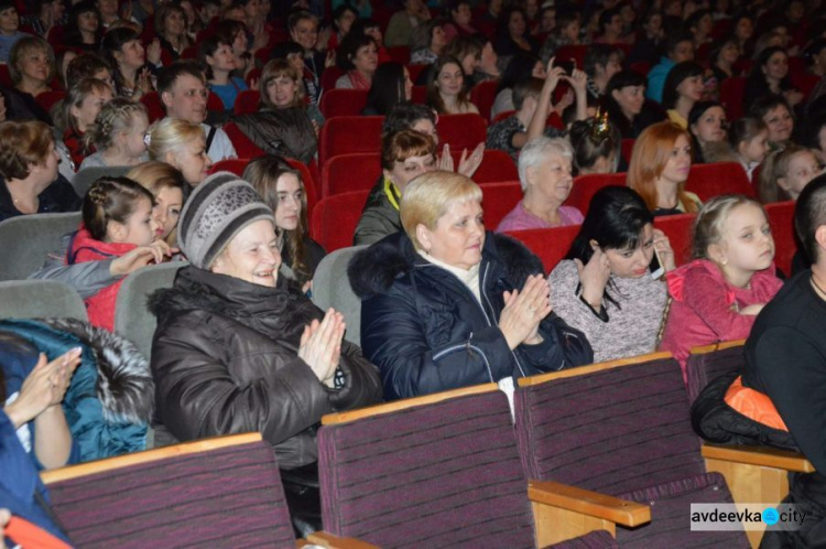 Прекрасной половине Авдеевки подарили большой весенний концерт (ФОТО)